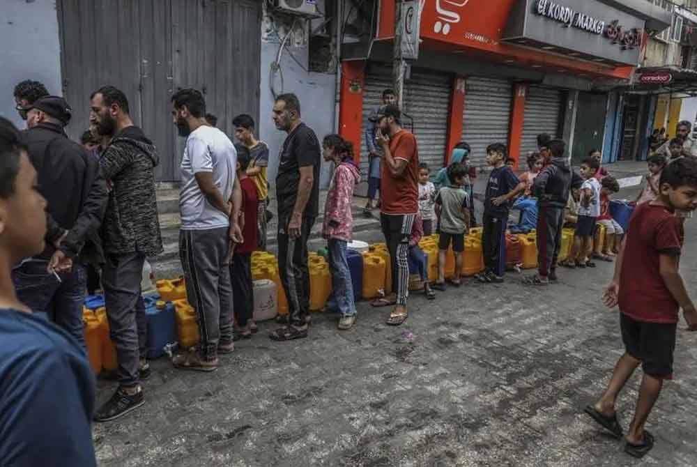 Warga Palestin berbaris untuk mendapatkan air di bandar Rafah di selatan Semenanjung Gaza di tengah-tengah permusuhan berterusan antara tentera Israel dan kumpulan bersenjata Palestin - Foto: AP