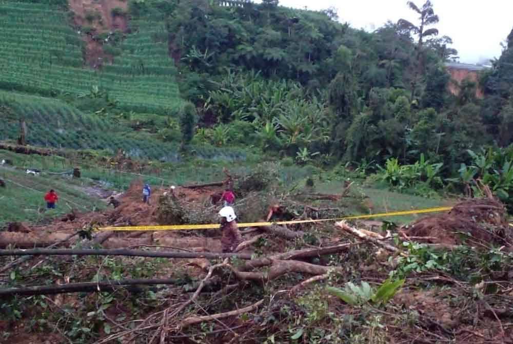 Pasukan penyelamat dari pelbagai agensi giat melakukan pencarian mangsa tertimbus dalam kejadian tanah runtuh di Kampung Batu 59 Kampung Raja, Cameron Highlands.