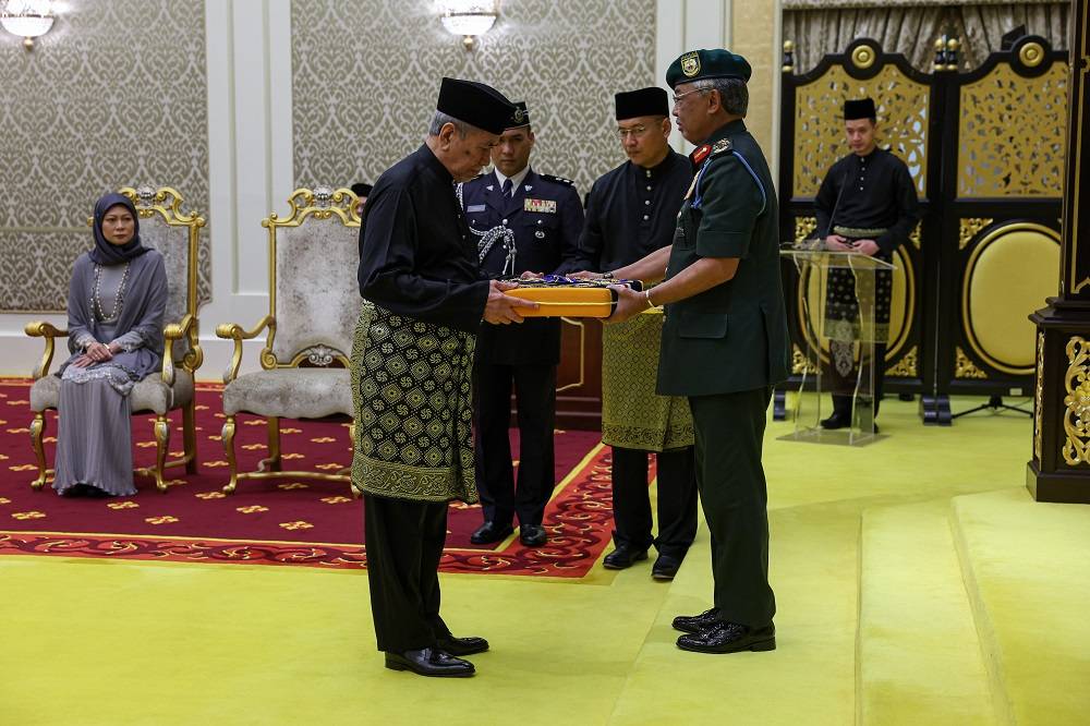  Al-Sultan Abdullah berkenan mengurniakan Surat cara Pelantikan Yang Dipertua Negeri Sarawak kepada bekas Wan Junaidi pada Istiadat Pengurniaan Surat Cara Pelantikan Yang Dipertua Negeri Sarawak di Balairung Kecil, Istana Negara di sini hari ini. - Foto: Bernama