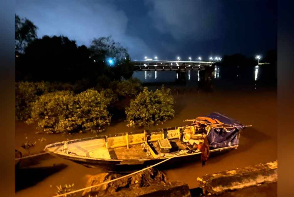 Bot jenis gentian kaca tanpa nombor pendaftaran ditahan Maritim Malaysia ketika melakukan rondaan rutin di perairan Pahang pada Khamis. Foto Maritim Malaysia Pahang