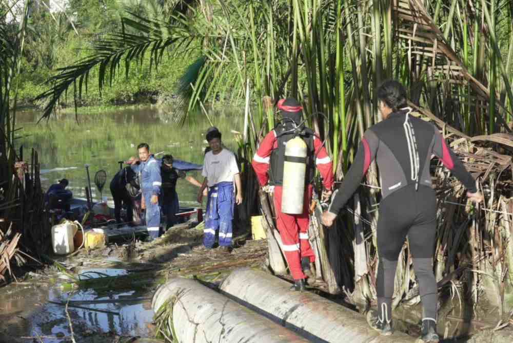 
Pelan A mengalami kelewatan berikutan hujan lebat dan arus deras di Sungai Perai pada malam Khamis. Foto FB PBAPP