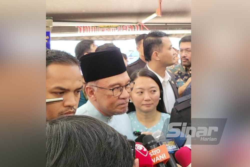 Anwar ketika ditemui petugas media di Desa Sri Hartamas pada Jumaat.