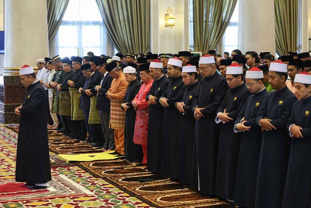 Al-Sultan Abdullah berkenan menunaikan Solat Jumaat yang diimamkan Munir bersama lebih 300 jemaah di Surau Utama Istana Negara hari ini. Foto Bernama