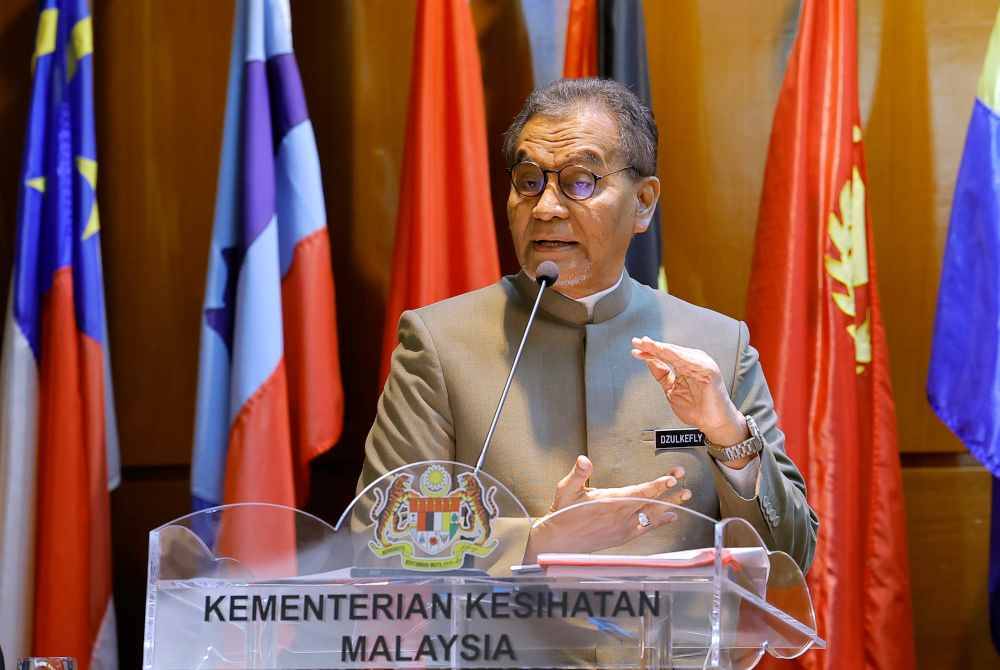 Dr. Dzulkefly Ahmad menyampaikan ucapan pada Majlis Amanat Tahun Baharu 2024 Kementerian Kesihatan di Putrajaya hari ini. Foto Bernama