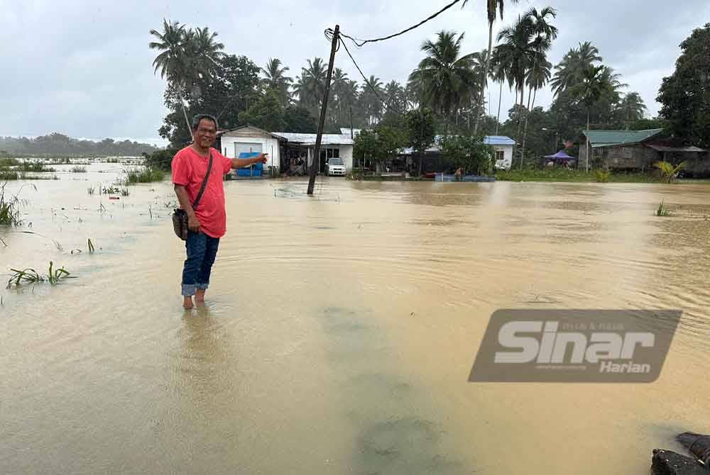 Mustapa menunjukkan kawasan kampung yang dinaiki air semula pada Jumaat.