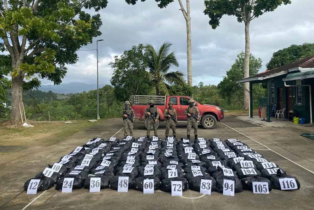 Bungkusan mengandungi daun ketum yang ditemui dalam sebuah kenderaan pacuan empat roda di kawasan hutan berdekatan sempadan Malaysia-Thailand.