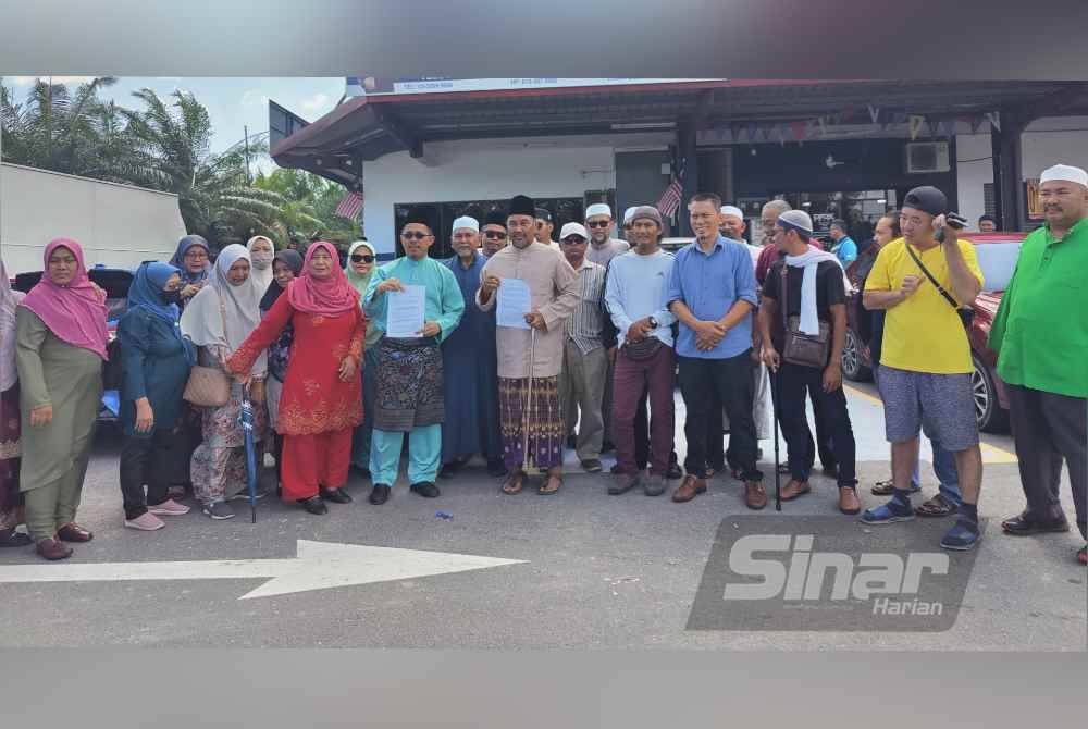 Sebahagian penduduk dan penyokong PN hadir menyerahkan memorandum bagi membantah tindakan Zulkafperi yang menyatakan sokongan terbuka kepada Anwar.