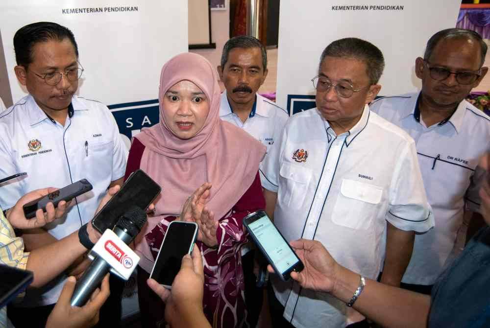 Fadhlina (dua dari kiri) ketika ditemui media di SMK Labuan sempena lawatan rasmi beliau ke Labuan hari ini. Foto Bernama