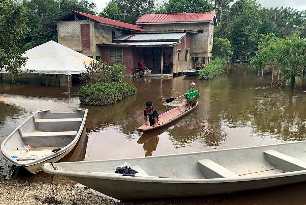 Hujan lebat sejak beberapa hari lalu menyebabkan rumah penduduk di Kampung Tersang dekat Rantau Panjang di sini, mulai dinaiki air. Foto Bernama