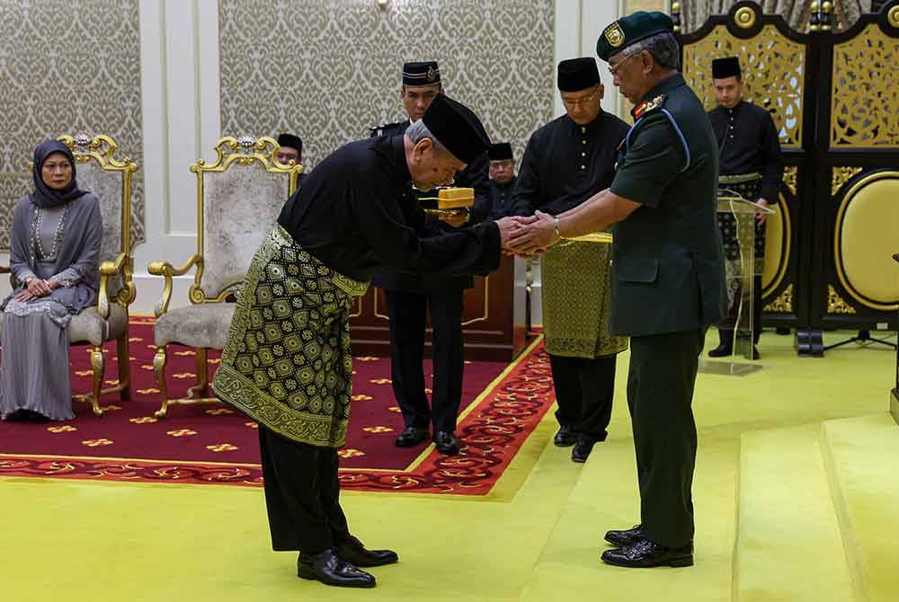 Yang di-Pertuan Agong Al-Sultan Abdullah Ri&#039;ayatuddin Al-Mustafa Billah Shah berkenan bersalam dengan bekas Yang Dipertua Dewan Negara, Tun Dr Wan Junaidi Tuanku Jaafar selepas
mengurniakan Surat cara Pelantikan Yang Dipertua Negeri Sarawak pada Istiadat Pengurniaan Surat Cara Pelantikan Yang Dipertua Negeri Sarawak di Balairung Kecil, Istana Negara di sini, pada Jumaat. Turut hadir isteri, Datin Seri Fauziah Mohd Sanusi. Foto Bernama