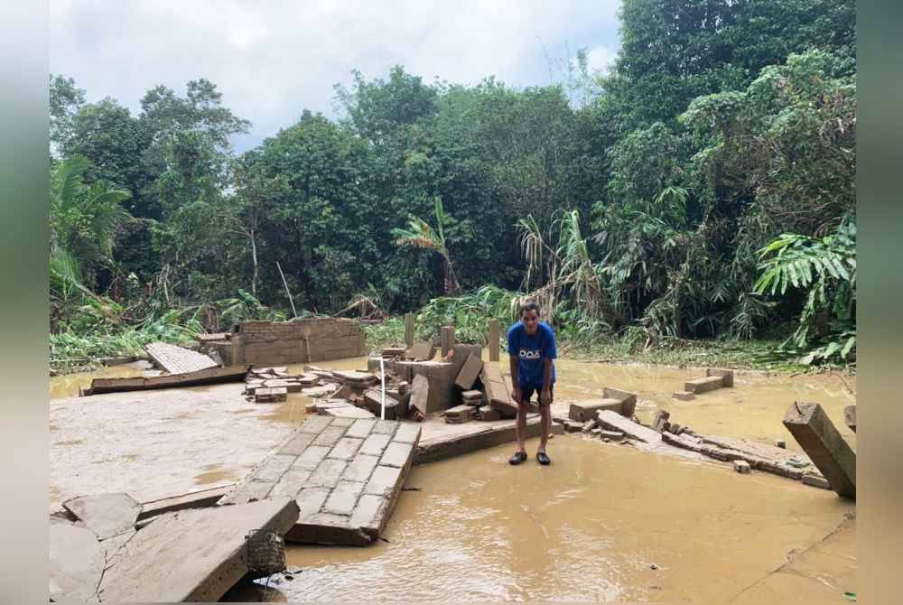 
Tengku Alwi meninjau keadaan rumahnya yang musnah dibawa arus deras dalam kejadian banjir besar di Kampung Shukor di Dungun, pada petang Khamis.