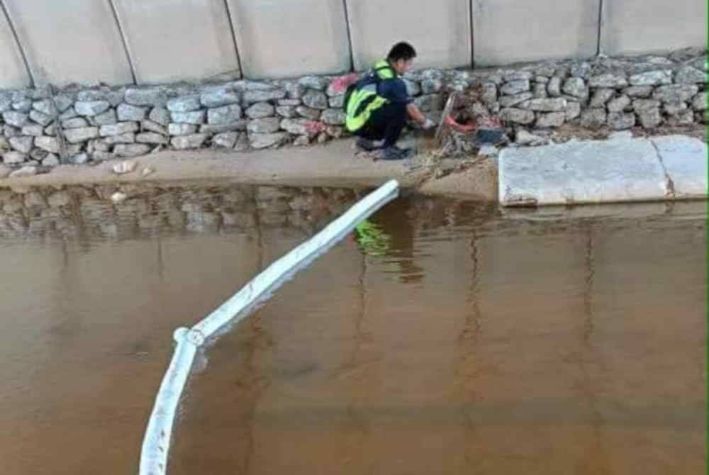 
Perangkap minyak diletakkan di aliran Sungai Gong bagi memerangkap aliran kesan minyak.