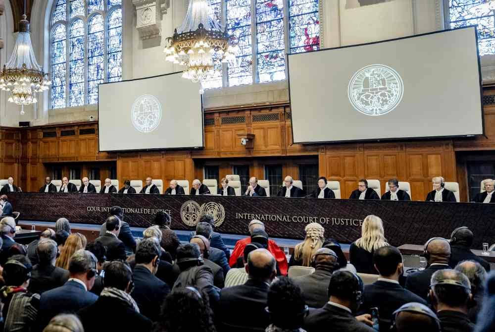 Presiden ICJ, Joan Donoghue (tengah) mengumumkan keputusan dalam kes pembunuhan beramai-ramai penduduk Gaza oleh Israel di The Hague, Belanda. - AFP