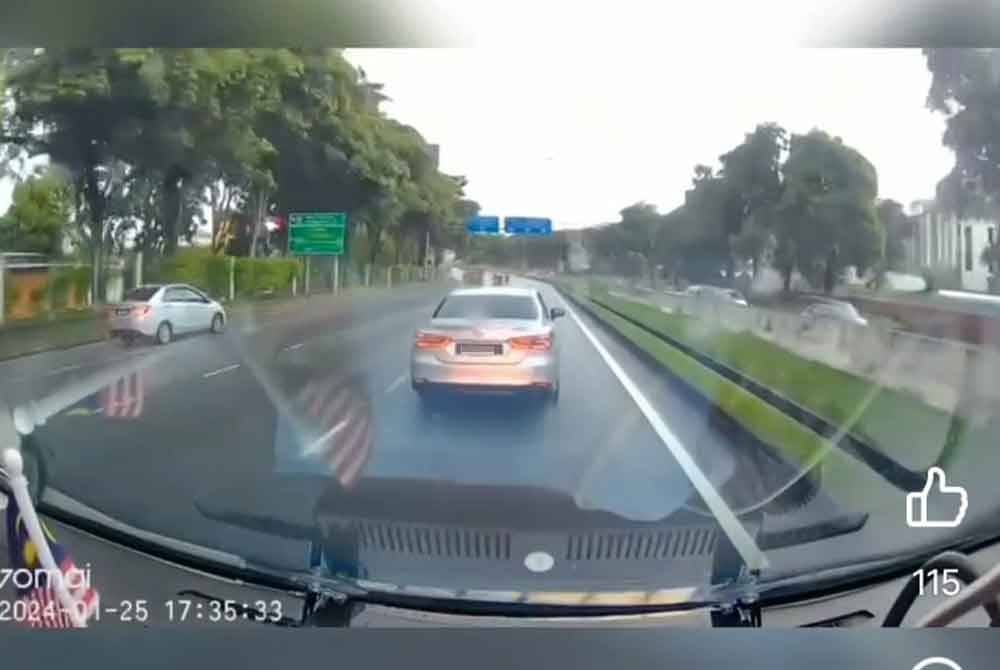 Tular satu video memaparkan aksi sebuah kereta yang bertindak menghalang laluan ambulans pada Jumaat.