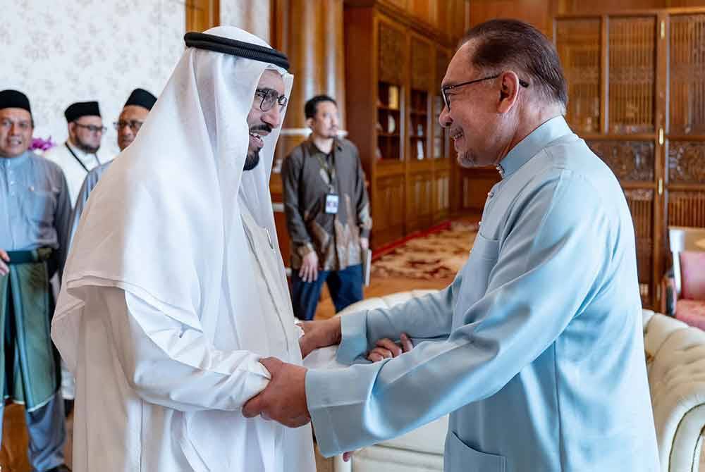 Anwar hari ini berkongsi pandangan dengan tokoh pemikir Islam dari Kuwait Syeikh Tareq Al-Suwaidan. Foto Facebook Anwar Ibrahim