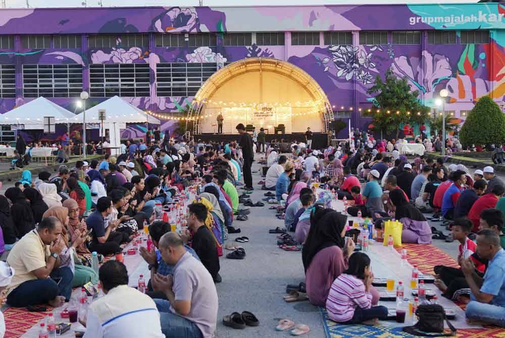 Konsep Iftar Ala Madinah @Karangkraf lebih bersifat merakyat, santai dan mampu menjalinkan hubungan ukhuwah sesama pengunjung yang hadir.