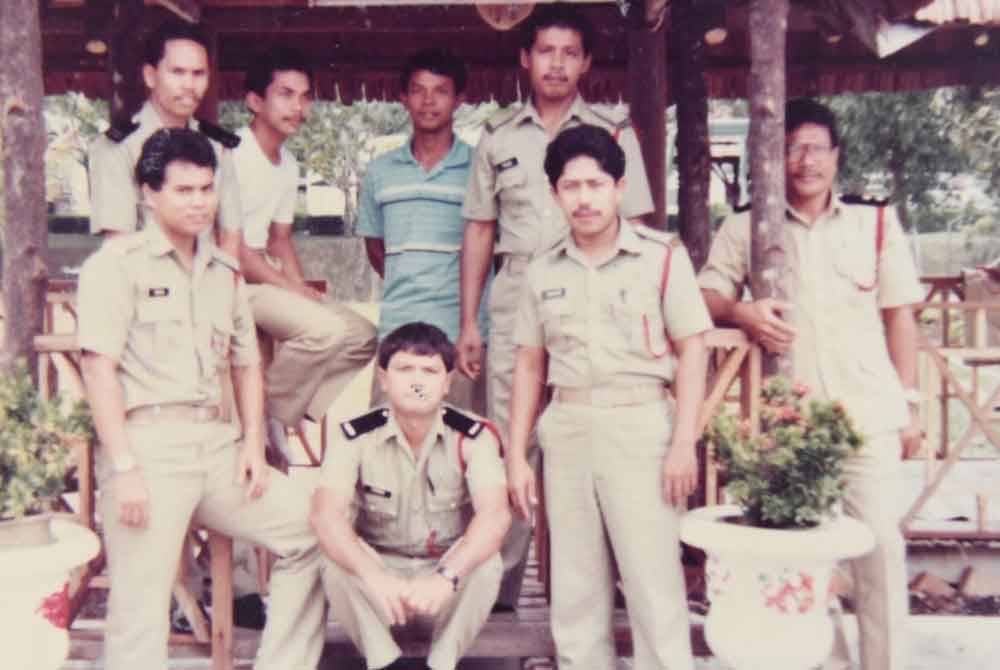 Kasim (kanan) bersama anak buah di Balai Bomba dan Penyelamat Bandar Tun Razak.