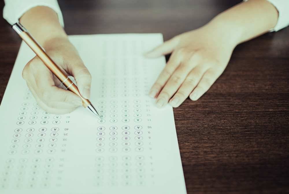 Dunia pendidikan dikejutkan dengan pendedahan seorang guru mengenai tindakan pelajarnya yang menghantar kertas jawapan peperiksaan kosong gara-gara terpengaruh dengan 'influencer'.(Gambar hiasan) - Foto 123rf