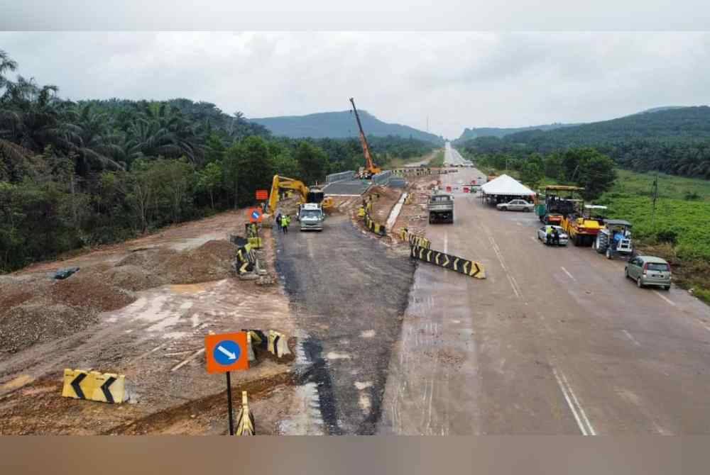 Kerja-kerja pembinaan jambatan sementara Laluan FT012, Jalan Kuantan-Segamat Seksyen 102 siap sepenuhnya dan telah dibuka semula kepada kenderaan tidak melebihi 20 tan pada Sabtu. Foto FB JKR Pahang