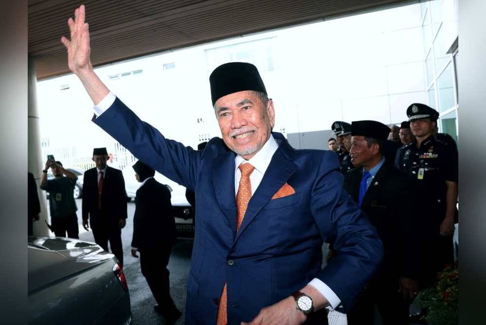 Yang di-Pertua Negeri Sarawak yang baharu, Tun Dr Wan Junaidi Tuanku Jaafar selamat tiba di Lapangan Terbang Antarabangsa Kuching (LTAK) pada Sabtu. Foto Bernama