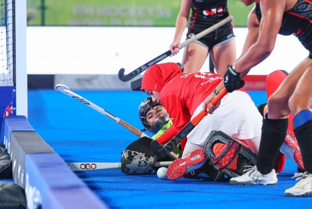 Babak menarik di depan gawang gol lawan dalam aksi perlawanan Malaysia menentang New Zealand dalam Kejohanan Hoki 5s Piala Dunia 2024. Foto International Hockey Federation (FIH)