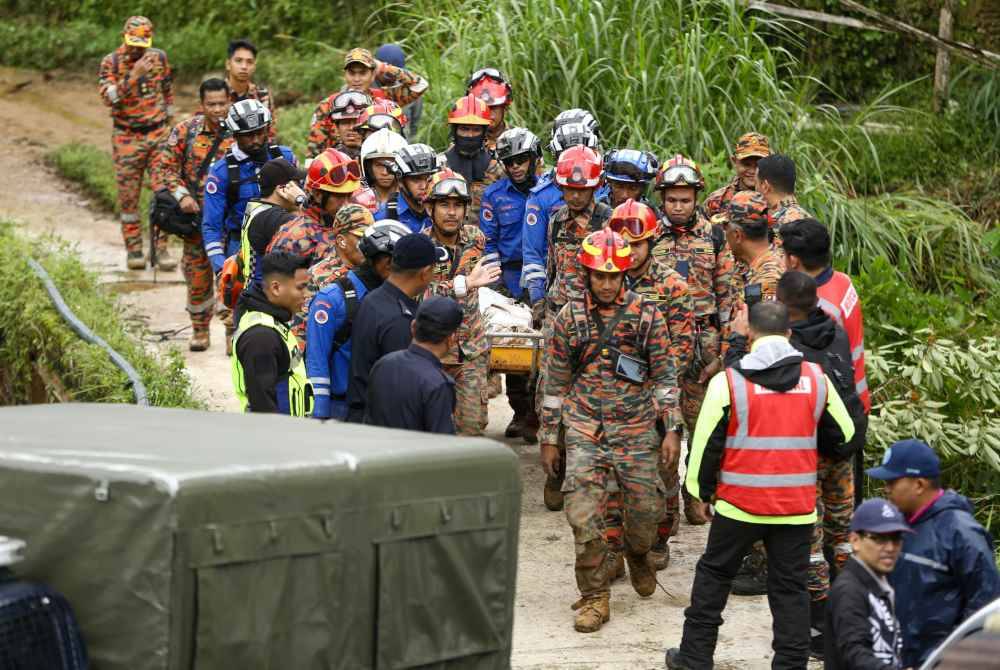 Mangsa ketiga tragedi runtuhan tanah di Batu 59, Blue Valley yang ditemui pada jam 12.05 tengah hari dibawa keluar pasukan penyelamat.