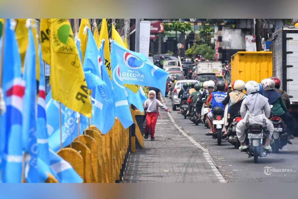 Pemasangan baliho dan parpol dikatakan tidak menepati peraturan ditetapkan. Foto Agensi