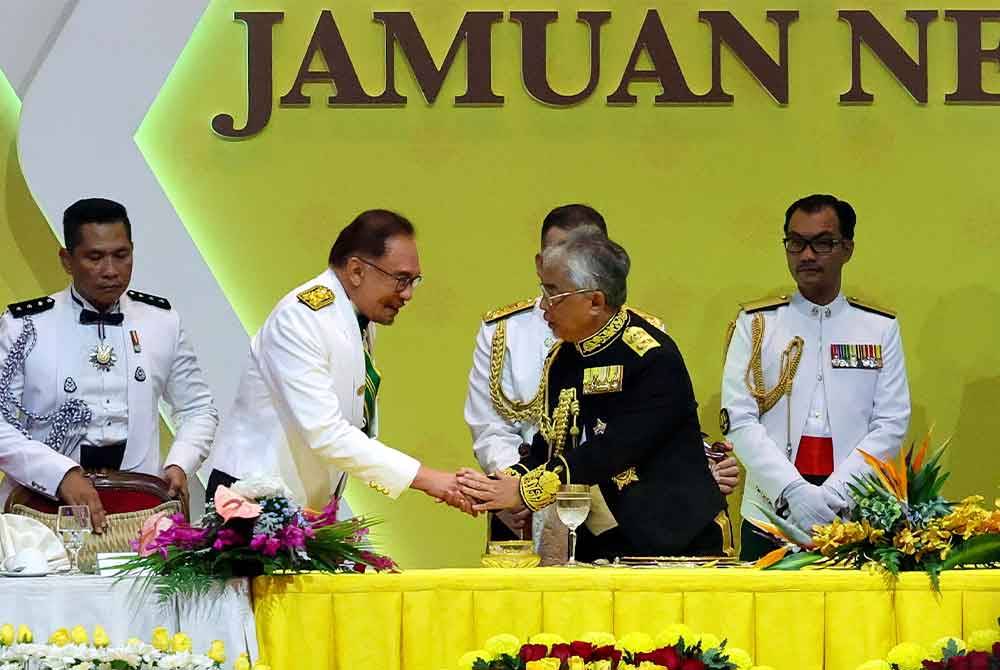 Yang di-Pertuan Agong Al-Sultan Abdullah Ri’ayatuddin Al-Mustafa Billah Shah berkenan bersalaman dengan Perdana Menteri, Datuk Seri Anwar Ibrahim ketika berangkat tiba ke Majlis Jamuan Negara sempena tamat pemerintahan Al-Sultan Abdullah sebagai Yang di-Pertuan Agong Ke-16 di Istana Negara malam Sabtu. Foto: Bernama