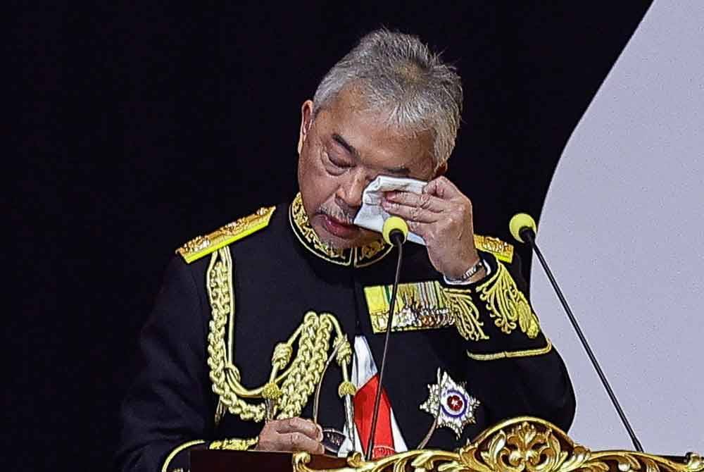 Yang di-Pertuan Agong Al-Sultan Abdullah Ri’ayatuddin Al-Mustafa Billah Shah tidak dapat menahan sebak ketika berkenan menyampaikan titah pada Majlis Jamuan Negara sempena tamat pemerintahan Yang di-Pertuan Agong Ke-16 pada Sabtu. Foto Bernama