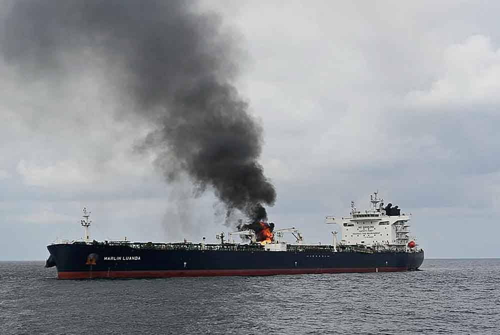 Kapal tangki produk petroleum Marlin Luanda terbakar selepas serangan peluru berpandu oleh angkatan bersenjata Houthi Yemen. Foto AFP