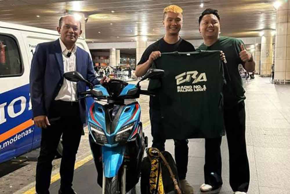 Derrick menerima sebuah motor skuter Modenas Karisma bernilai RM5,400 dihadiahkan oleh Ketua Pegawai Esekutif Modenas Roslan Roskan. - Astro AWANI