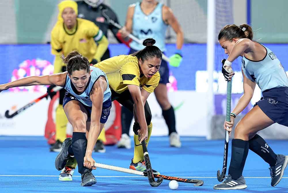 Antara aksi menarik perlawanan Malaysia menentang Uruguay dalam aksi penentuan kedudukan kelima dan keenam pada Sabtu. Foto: FIH Hockey