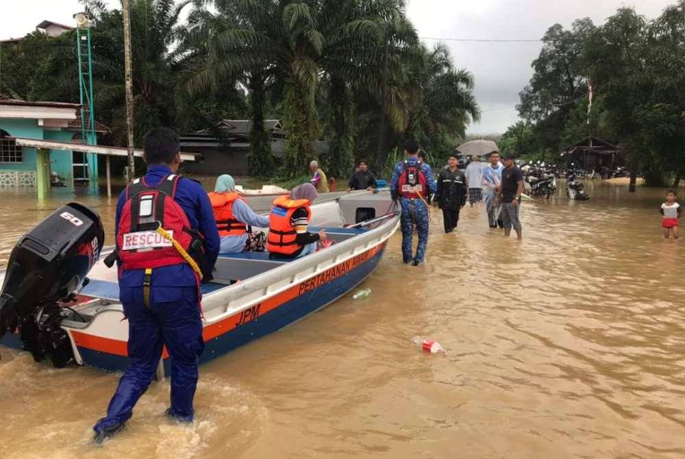 Angkatan Pertahanan Awam (APM) ketika menyelamatkan mangsa banjir. Foto Angkatan Pertahanan Awam (APM)