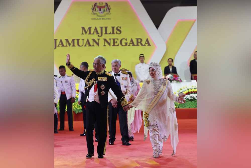 Al-Sultan Abdullah dan isteri, Tunku Azizah umpama &#039;ayah dan ibu&#039; yang sentiasa menyantuni rakyat tanpa ikatan protokol. Foto Bernama