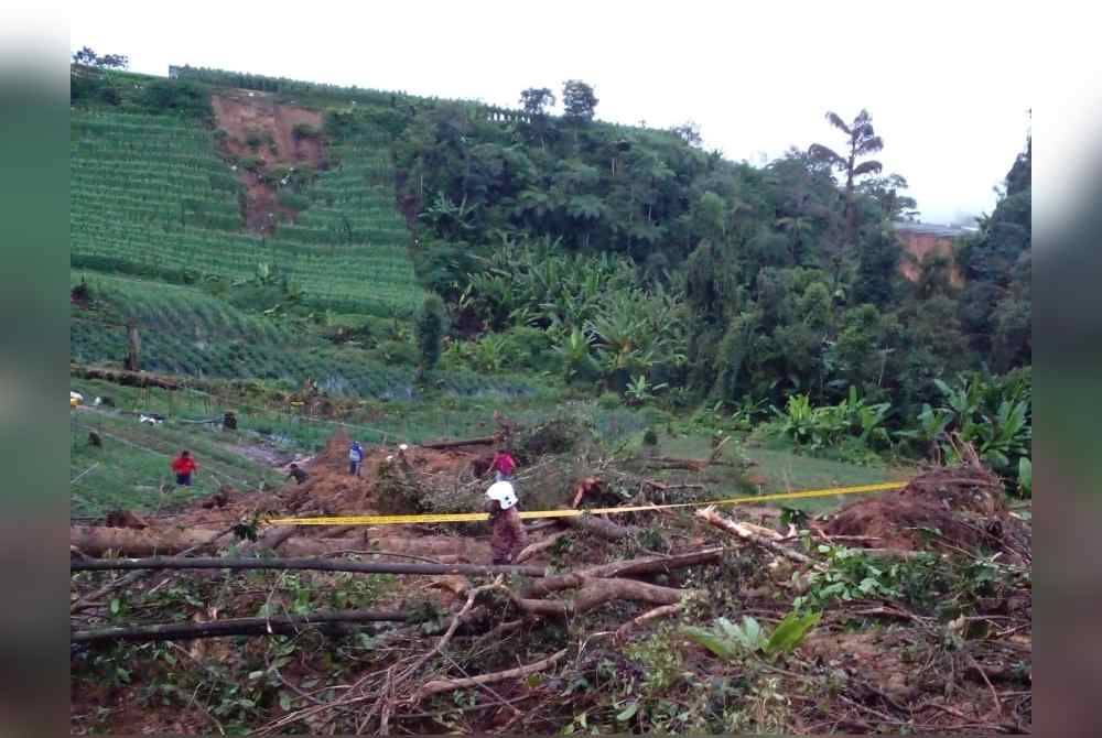 Pasukan penyelamat dari pelbagai agensi giat melakukan pencarian mangsa tertimbus dalam kejadian tanah runtuh di Blue Valley Cameron Highlands.