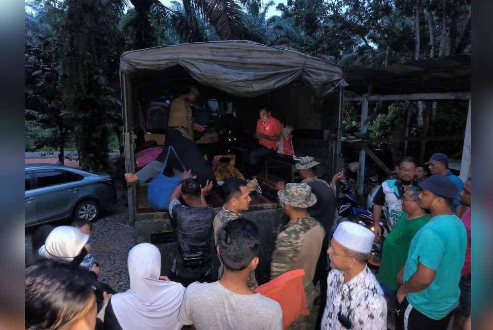 ATM guna aset kenderaan tujuh tan bagi membawa keluar mangsa terperangkap banjir di Kampung Lintang, Dungun. Foto ATM