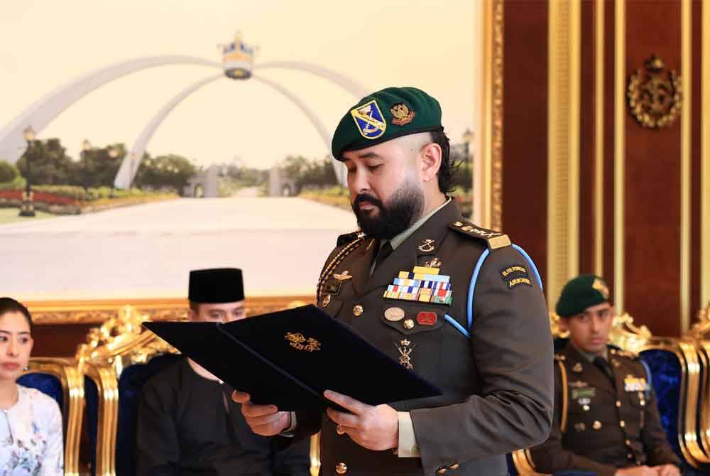 Tunku Ismail berkenan membaca watikah pelantikan sebagai Pemangku Sultan Johor dalam Majlis Istiadat Pelantikan Pemangku Sultan Johor di Istana Bukit Serene pada Ahad. Foto Bernama