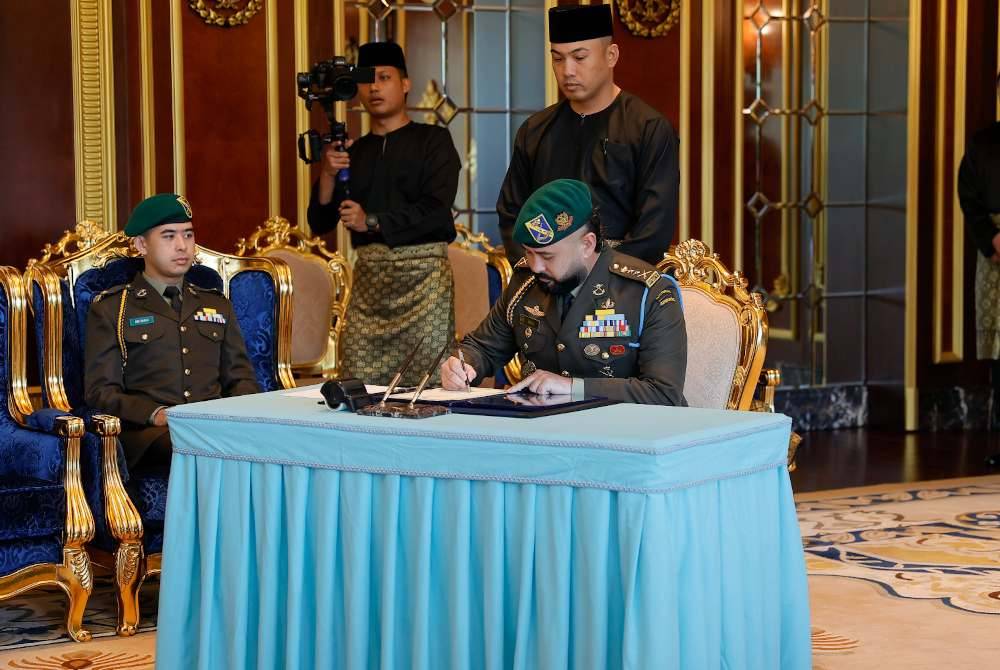 Tunku Ismail dimasyhurkan sebagai Pemangku Sultan Johor dalam Majlis Istiadat Pelantikan di Istana Bukit Serene pada Ahad. - Foto Royal Press Office