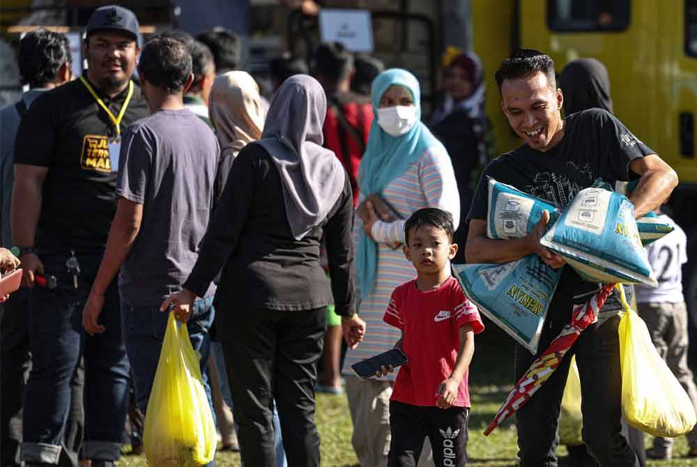 Gelagat pengunjung yang hadir membeli barangan makanan asas pada Program Jualan Termurah Madani di Padang Taman Klebang Restu pada Ahad.Foto Bernama