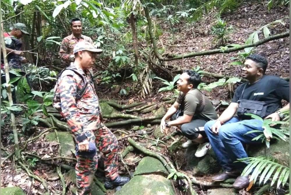 Pihak bomba menasihatkan kedua-dua lelaki berkenaan supaya lebih berhati-hati dan tidak memasuki kawasan hutan bagi mengelak kejadian tidak diingini. Foto Bomba