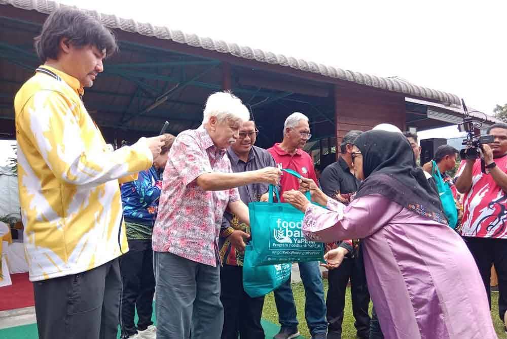 Tuanku Muhriz berkenan menyampaikan bantuan kepada rakyat di Luak Terachi.