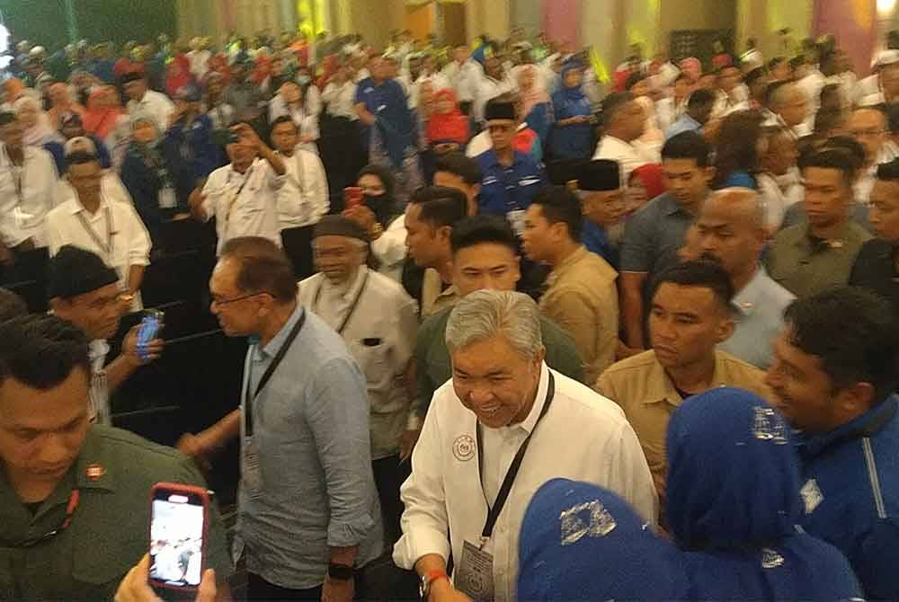 Anwar (kiri) bersama Ahmad Zahid bertemu dengan perwakilan yang hadir ke Konvensyen Kerajaan Perpaduan Peringkat Negeri Perak Tahun 2024 di Pusat Konvensyen Casuarina di sini pada Ahad.