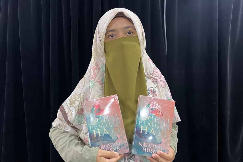 Rohaida bersama novel ketiganya, Duhai Pemilik Hati ketika ditemui pada Jualan Gudang Karangkraf 2024 di Kompleks Kumpulan Karangkraf, Shah Alam pada Ahad.