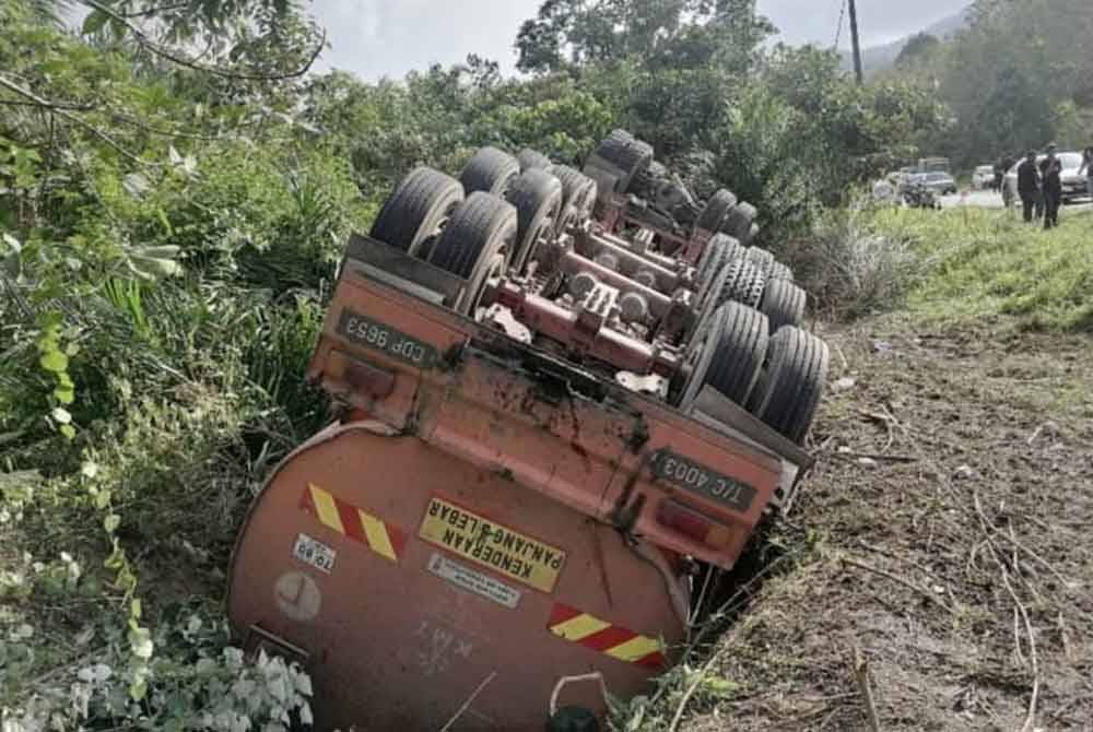 Keadaan lori berkenaan selepas kejadian di kilometer 23 Jalan Bahau-Kemayan pada Ahad. - Foto: PDRM