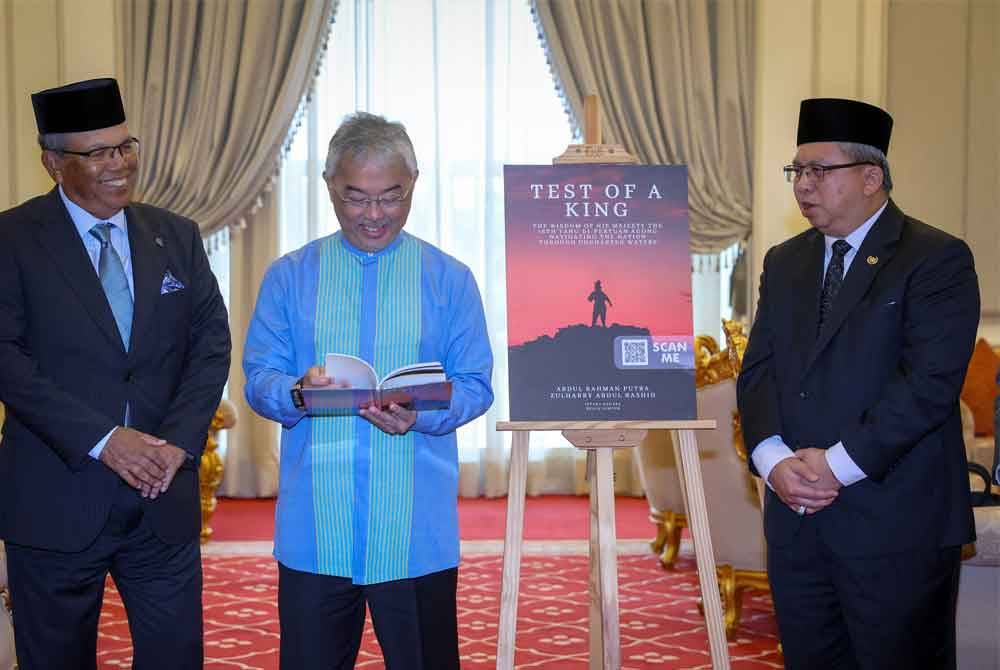 Yang di-Pertuan Agong, Al-Sultan Abdullah Ri’ayatuddin Al-Mustafa Billah Shah (dua dari kiri) berkenan membelek buku berjudul &#039;Test of A King&#039; selepas melancarkan buku tersebut di Istana Negara pada Ahad. Foto Bernama