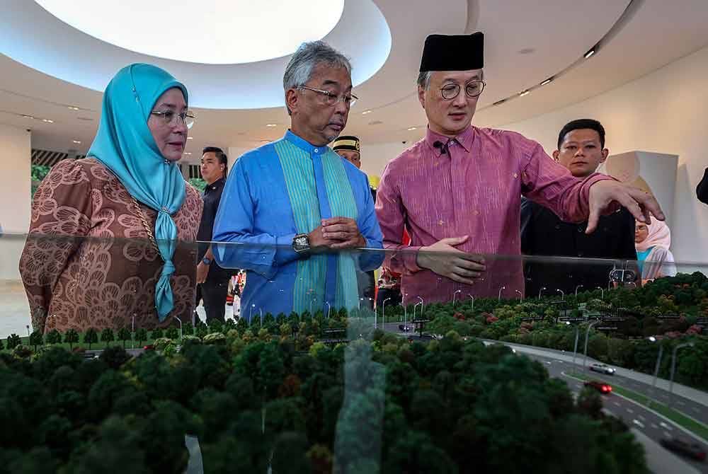 Yang di-Pertuan Agong, Al-Sultan Abdullah Ri’ayatuddin Al-Mustafa Billah Shah dan Raja Permaisuri Agong Tunku Azizah Aminah Maimunah Iskandariah berkenan melihat replika pelan pembangunan projek selepas merasmikan Laman Tuanku di Laman Tuanku, Jalan Sri Hartamas pada Ahad. Foto Bernama