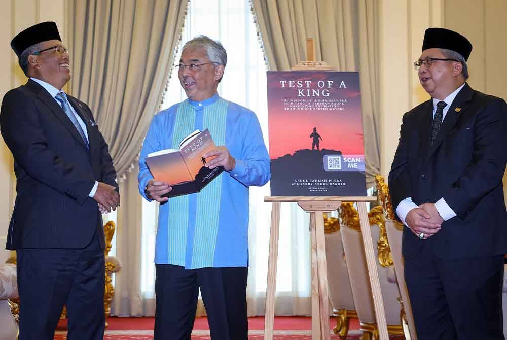 Al-Sultan Abdullah berkenan melancarkan e-book bertajuk &#039;Test of A King&#039; di Istana Negara hari ini. Foto Bernama