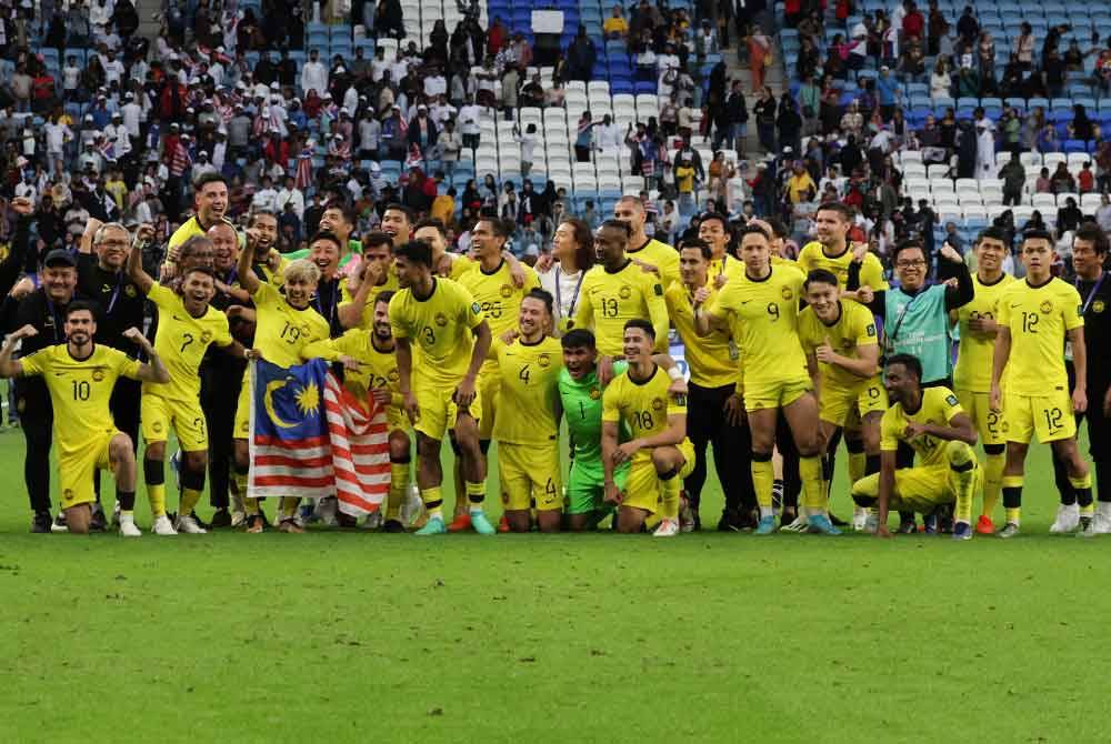 Skuad Harimau Malaya bergambar bersama-sama selepas perlawanan Korea Selatan menentang Malaysia bagi peringkat Kumpulan E sempena Piala Asia 2023 di Stadium Al Janoub. Foto Bernama