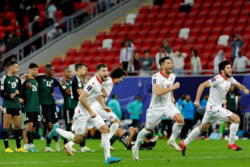 Pemain Tajikistan raikan kemenangan selepas penentuan sepakan penalti perlawanan bola sepak pusingan 16 Piala Asia AFC Qatar 2023 antara Tajikistan dan UAE di Stadium Ahmad Bin Ali di Al-Rayyan, Doha pada Ahad. Foto AFP