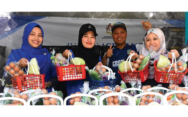 KOMBO MADANI antara tarikan yang menjadi tumpuan para pengunjung Jualan Agro MADANI. - FOTO: FAMA MALAYSIA